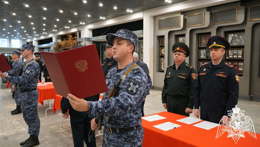 Сотрудники вневедомственной охраны Росгвардии торжественно приняли присягу в Брянске
