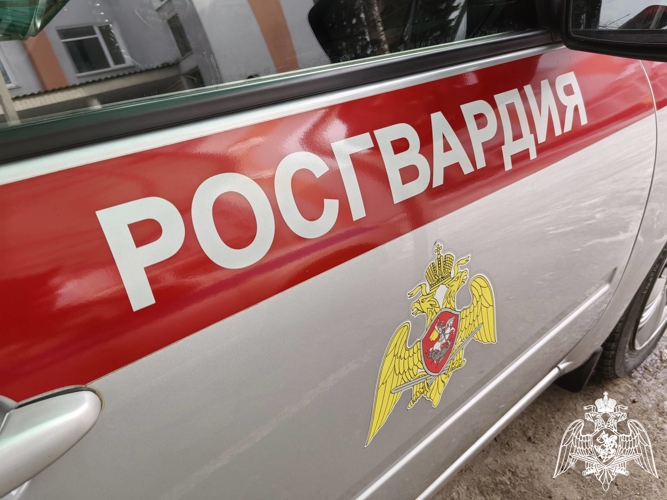 Росгвардейцы задержали мужчину, пытавшегося расплатиться сувенирной купюрой в магазине