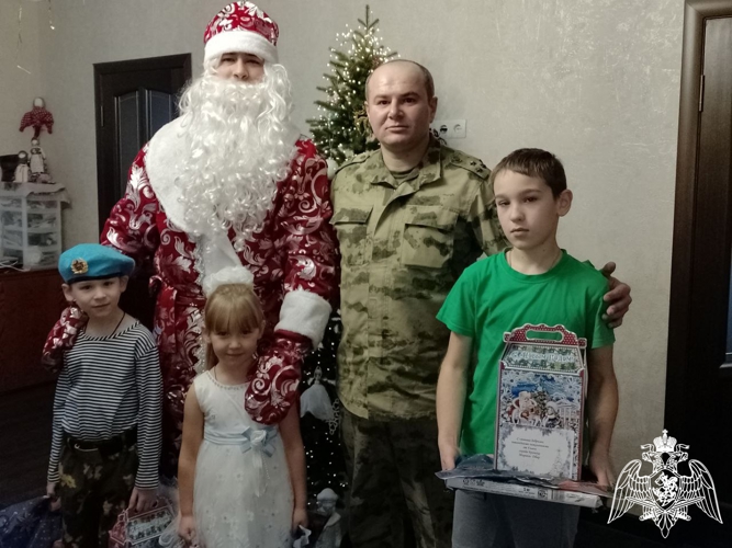 В рамках акции «Ёлка желаний» росгвардейцы исполнили мечты брянских детей