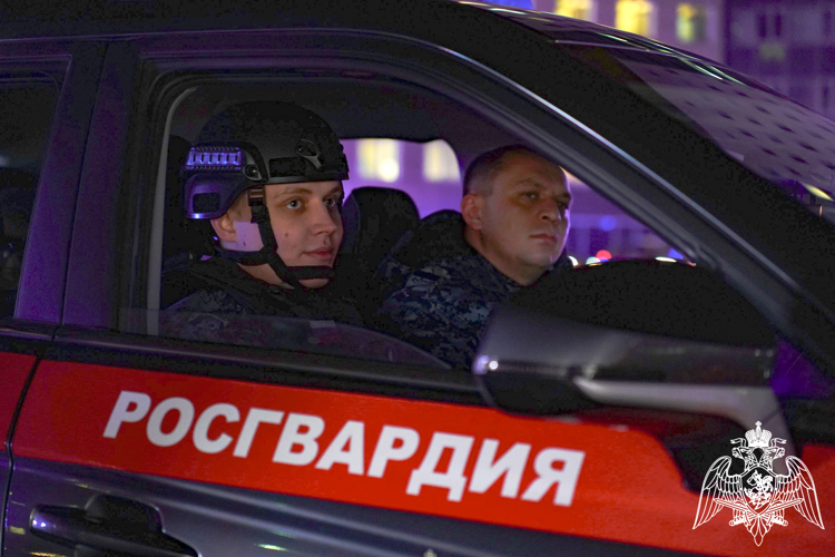 Сотрудники вневедомственной охраны Росгвардии провели флешмоб, посвященный Году единства народов России (видео)