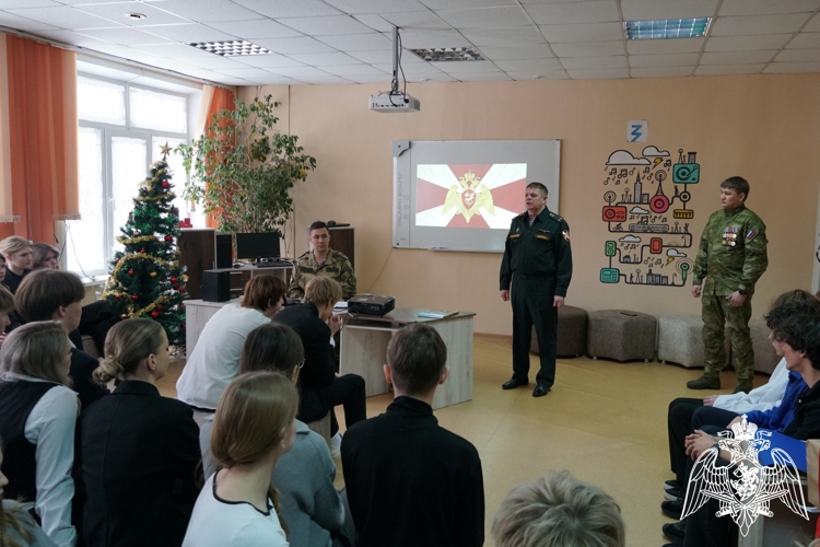 В рамках акции «Дни Росгвардии» офицеры ведомства встретились со школьниками
