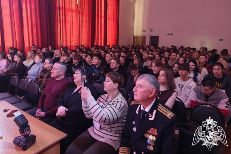 В рамках акции «Дни Росгвардии» офицеры вневедомственной охраны Росгвардии встретились с учащимися колледжа