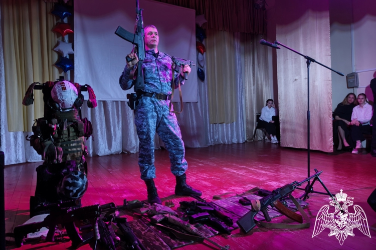 В рамках акции «Дни Росгвардии» офицеры вневедомственной охраны Росгвардии встретились с учащимися колледжа