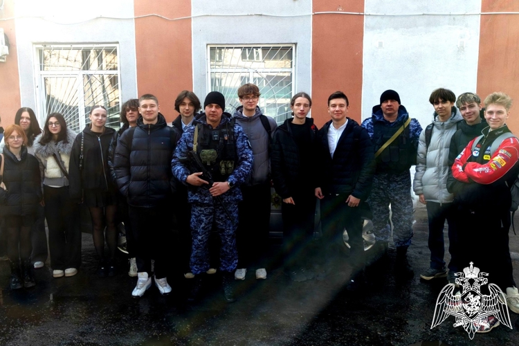 Росгвардейцы провели день открытых дверей для брянских школьников
