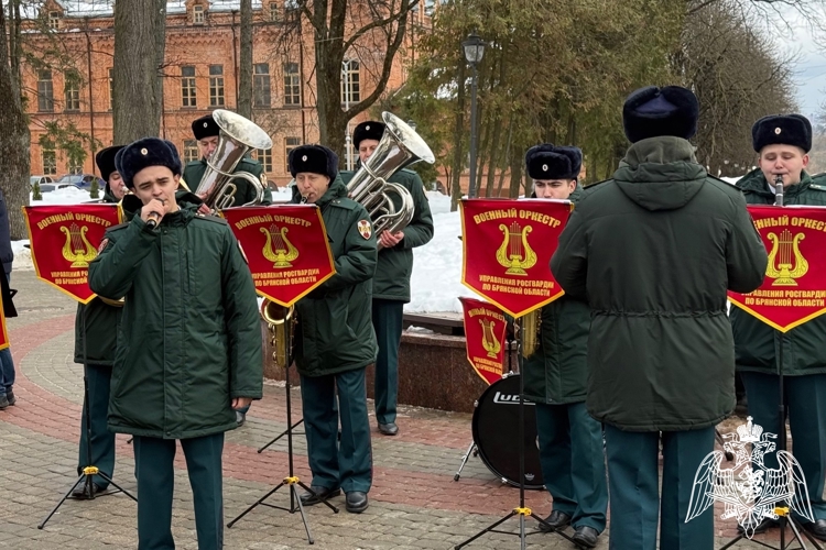 В Брянске росгвардейцы поздравили женщин города с Международным женским днём