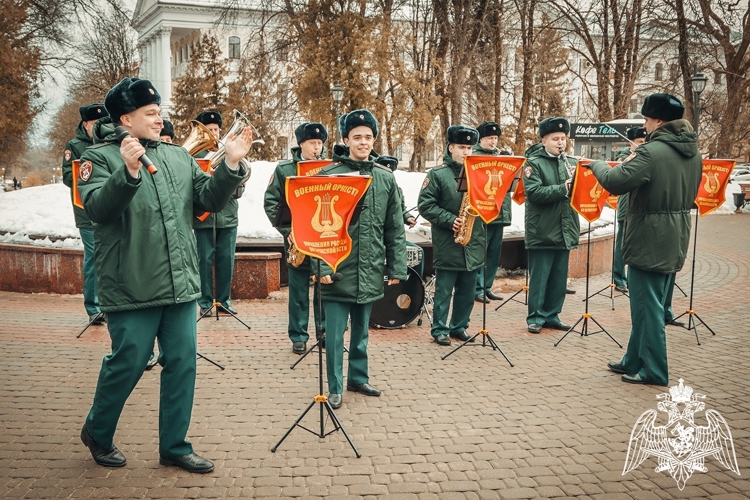 В Брянске росгвардейцы поздравили женщин города с Международным женским днём