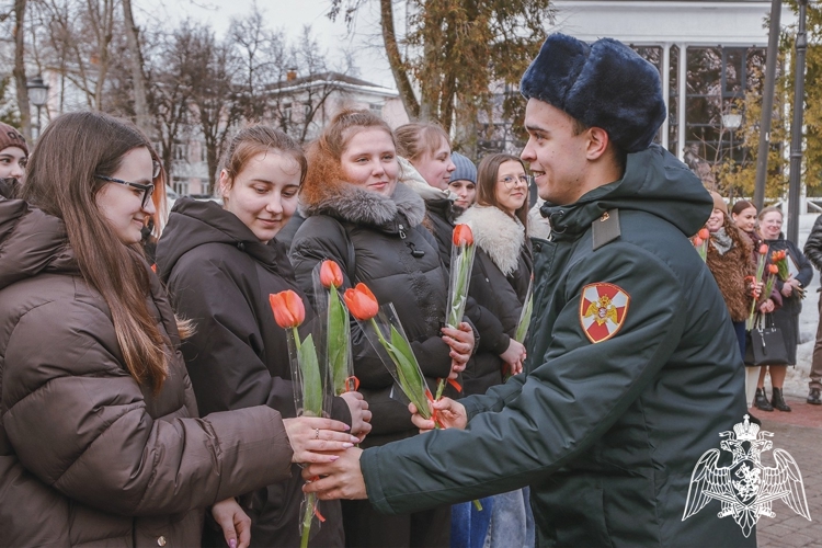 В Брянске росгвардейцы поздравили женщин города с Международным женским днём