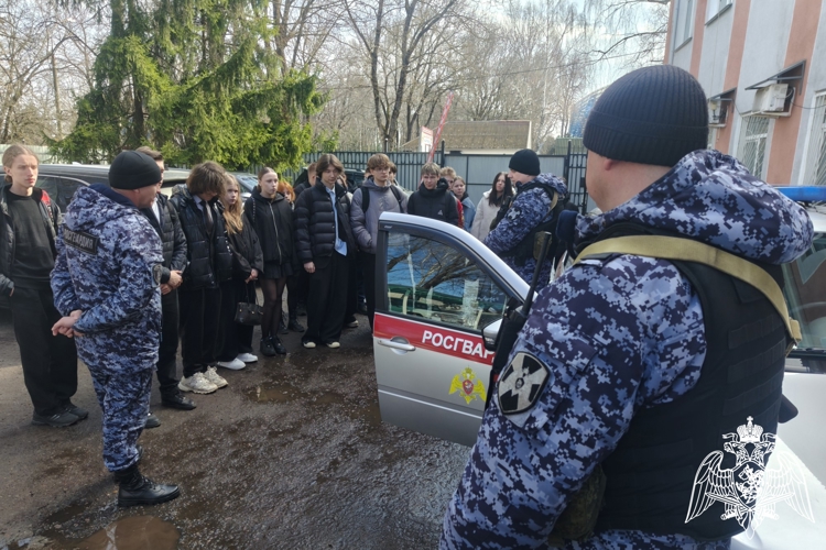 Росгвардейцы провели день открытых дверей для брянских школьников