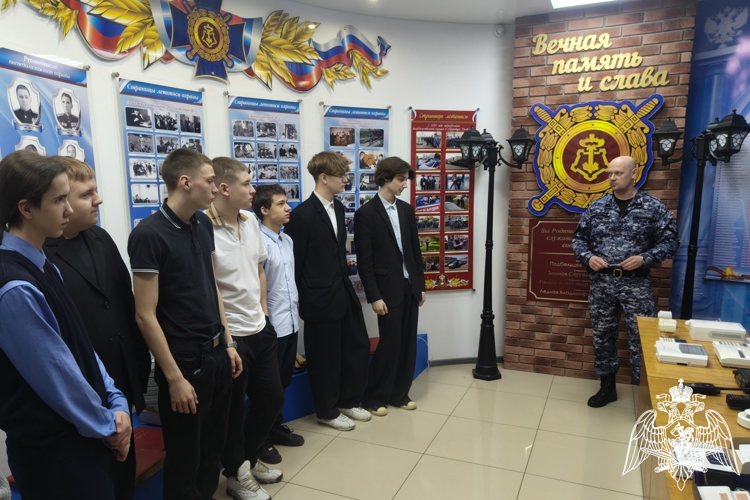 Росгвардейцы провели день открытых дверей для брянских школьников