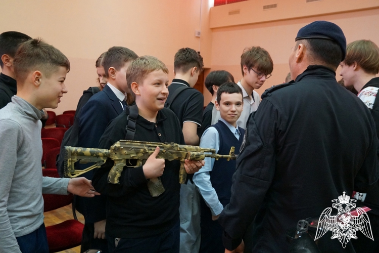 Сотрудники спецподразделения Росгвардии провели урок безопасности для брянских школьников