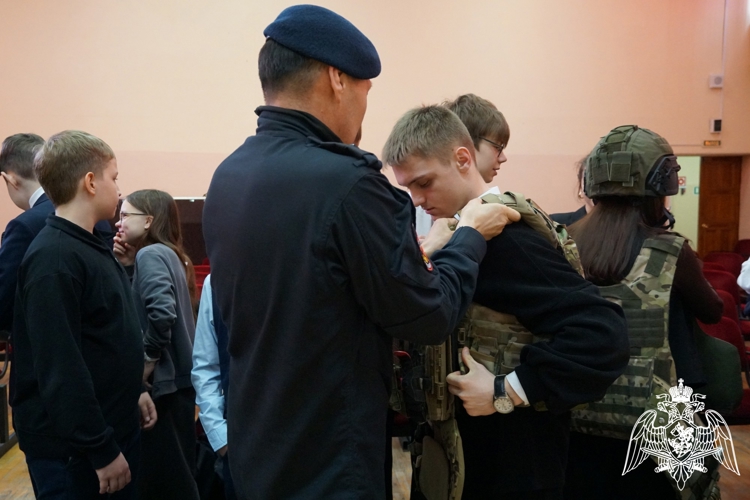 Сотрудники спецподразделения Росгвардии провели урок безопасности для брянских школьников