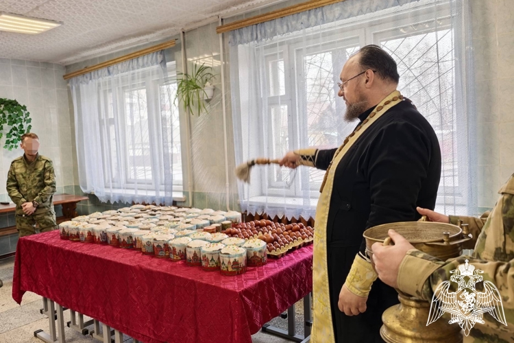 Повара Росгвардии из Брянска испекли пасхальные куличи для бойцов на приграничных территориях