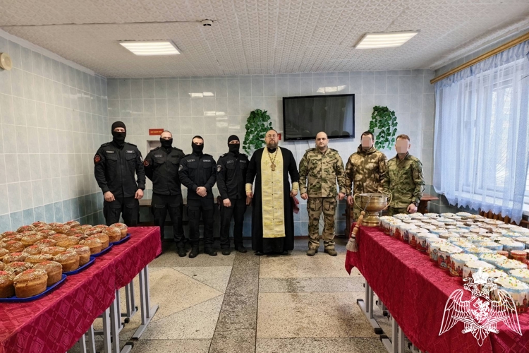 Повара Росгвардии из Брянска испекли пасхальные куличи для бойцов на приграничных территориях