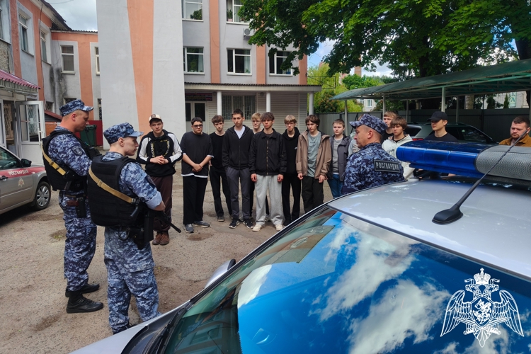 Росгвардейцы провели день открытых дверей для брянских школьников