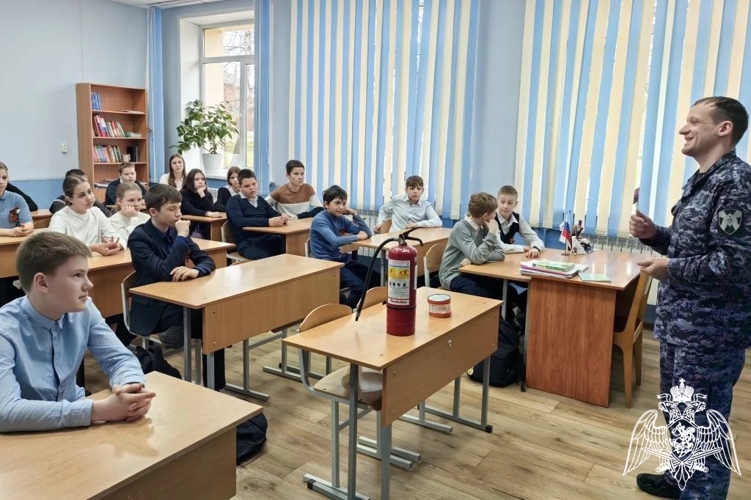 Урок безопасности для брянских школьников провели росгвардейцы