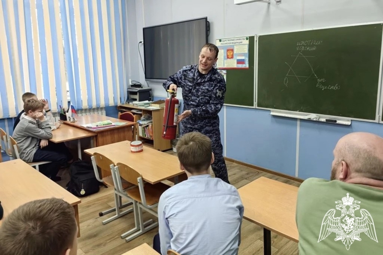 Урок безопасности для брянских школьников провели росгвардейцы