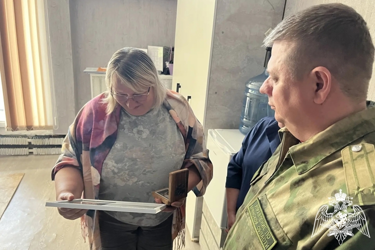 В Брянске семьям погибших сотрудников и военнослужащих войск правопорядка вручили памятные жетоны