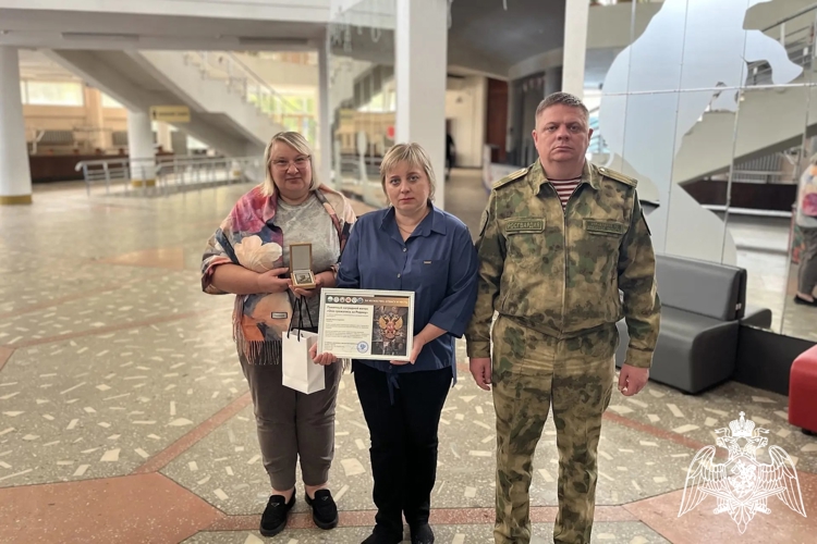 В Брянске семьям погибших сотрудников и военнослужащих войск правопорядка вручили памятные жетоны