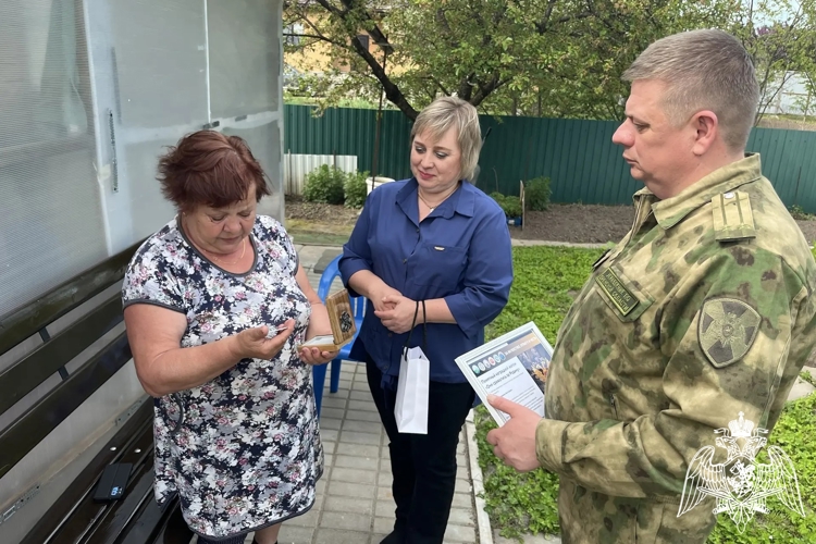 В Брянске семьям погибших сотрудников и военнослужащих войск правопорядка вручили памятные жетоны
