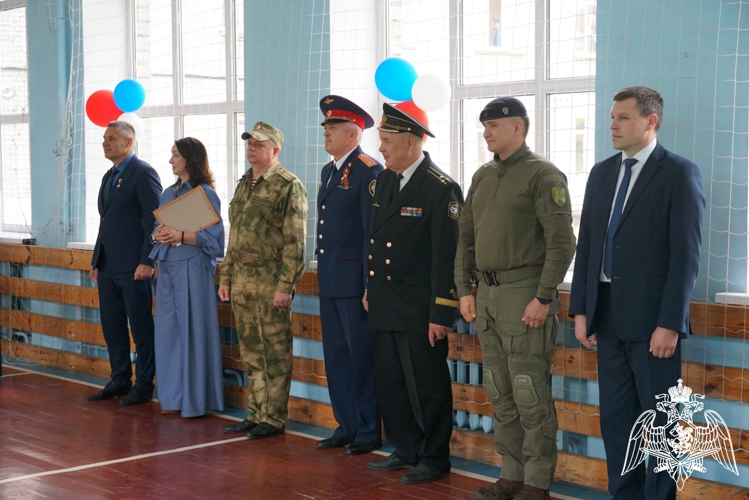 Брянские росгвардейцы поздравили кадет с окончанием учебного года