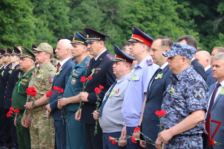 В День партизан и подпольщиков росгвардейцы почтили память героев Великой Отечественной войны в Брянске