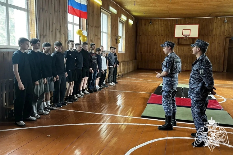 Росгвардейцы провели занятие по основам самообороны для школьников