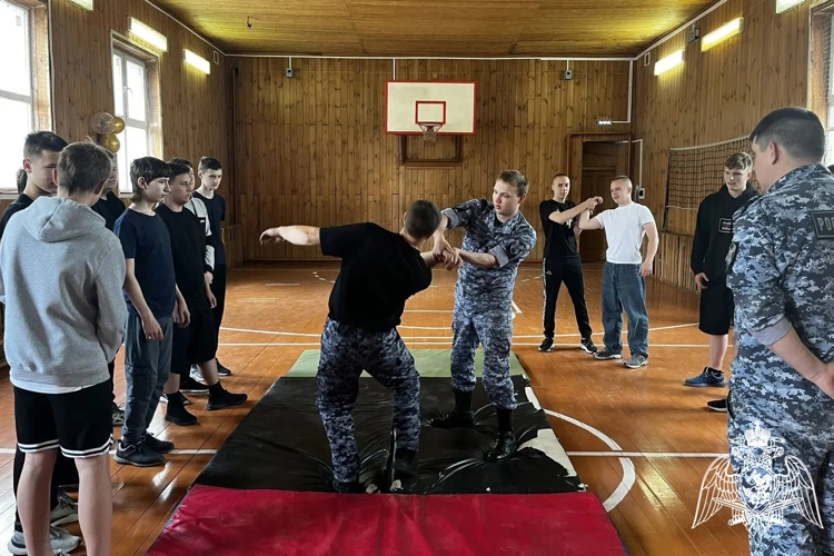 Росгвардейцы провели занятие по основам самообороны для школьников
