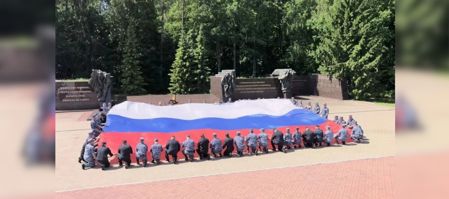 В Брянске росгвардейцы провели патриотическую акцию ко Дню России (видео)