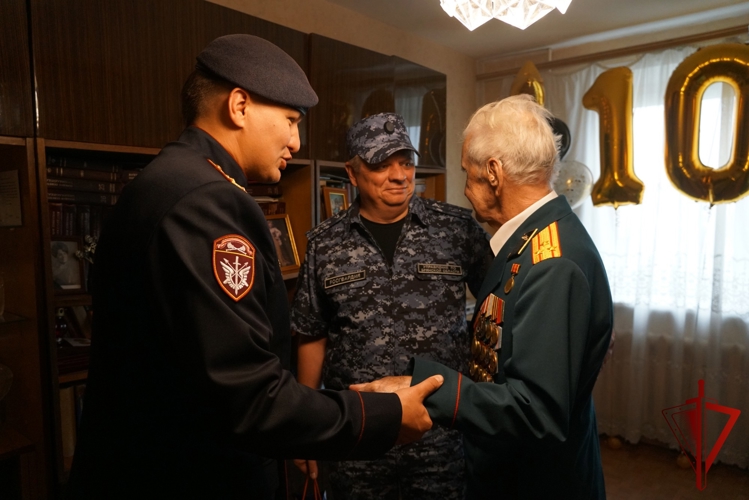 Росгвардейцы поздравили с 102-летием ветерана Великой Отечественной войны в Брянске
