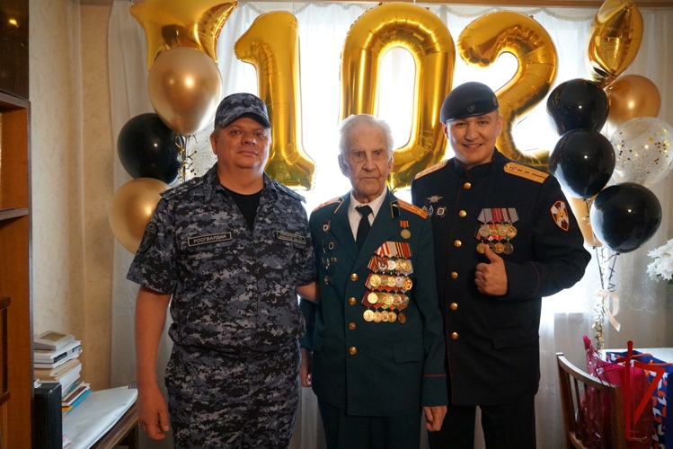 Росгвардейцы поздравили с 102-летием ветерана Великой Отечественной войны в Брянске
