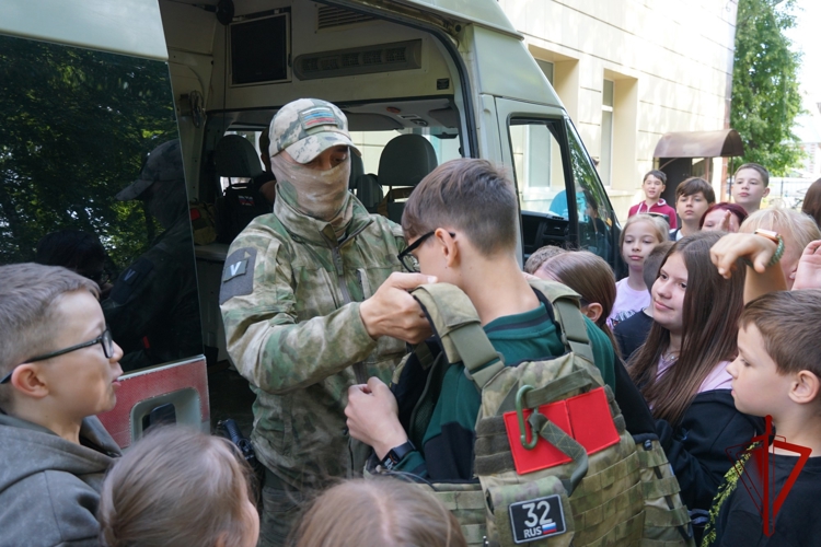 Брянские школьники познакомились с работой кинологов Росгвардии