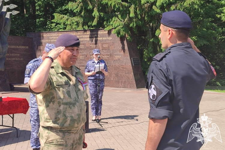В Брянске росгвардейцы провели патриотическую акцию ко Дню России (видео)