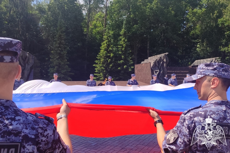 В Брянске росгвардейцы провели патриотическую акцию ко Дню России (видео)