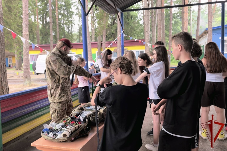Росгвардейцы провели познавательную встречу для отдыхающих в загородном лагере детей (видео)