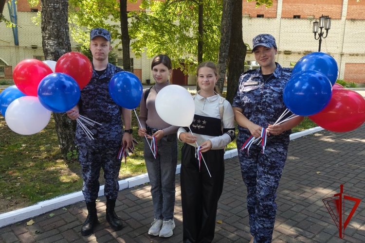 Росгвардейцы провели патриотическую акцию в преддверии Дня Государственного флага в Брянске