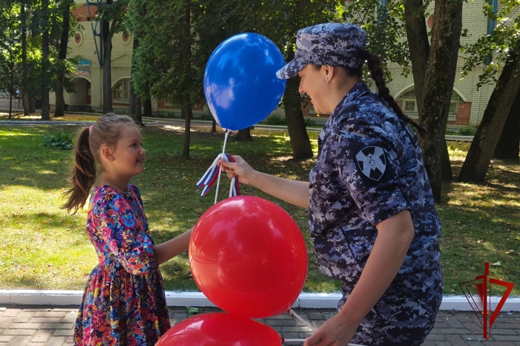 Росгвардейцы провели патриотическую акцию в преддверии Дня Государственного флага в Брянске