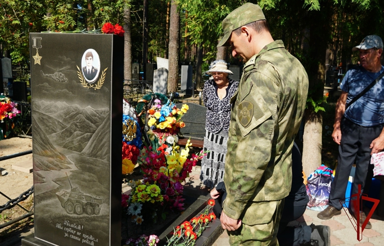 В БРЯНСКЕ СОТРУДНИКИ И ВОЕННОСЛУЖАЩИЕ РОСГВАРДИИ ПОЧТИЛИ ПАМЯТЬ ГЕРОЯ РОССИИ ОЛЕГА ВИЗНЮКА