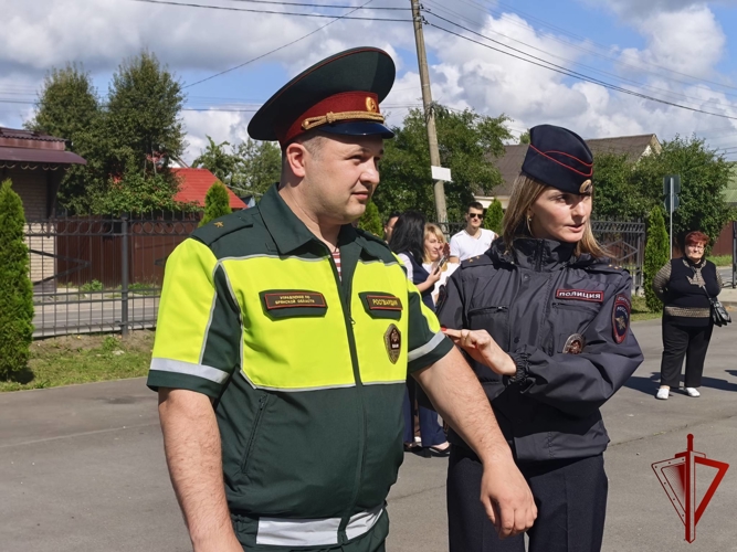 Инспекторы ВАИ Росгвардии и ГАИ провели профилактическую акцию «Внимание - дети!»
