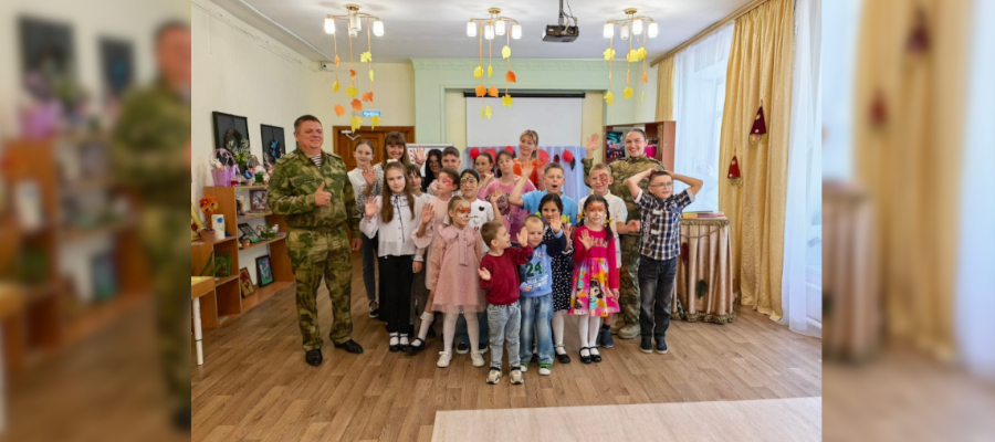 Росгвардейцы подарили детям школьные принадлежности в Брянске