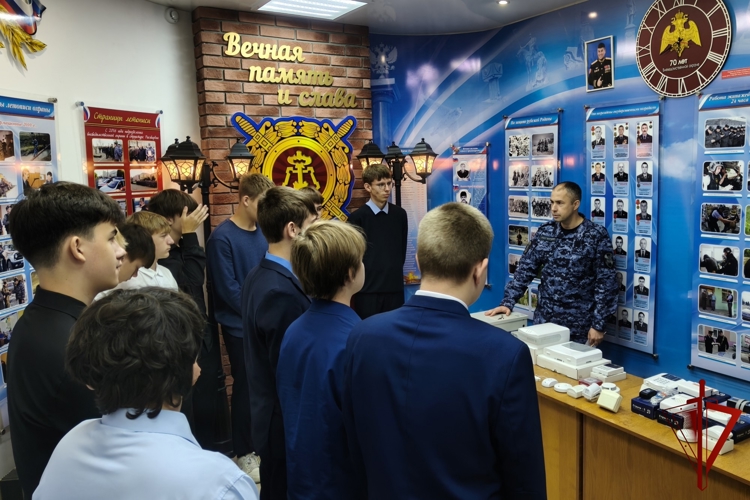 Росгвардейцы провели урок правовой грамотности и профориентации для школьников Брянска