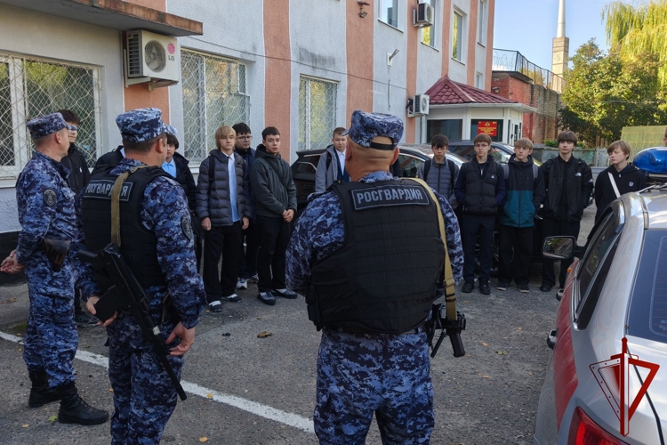 Росгвардейцы провели урок правовой грамотности и профориентации для школьников Брянска