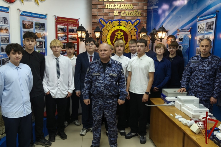 Росгвардейцы провели урок правовой грамотности и профориентации для школьников Брянска