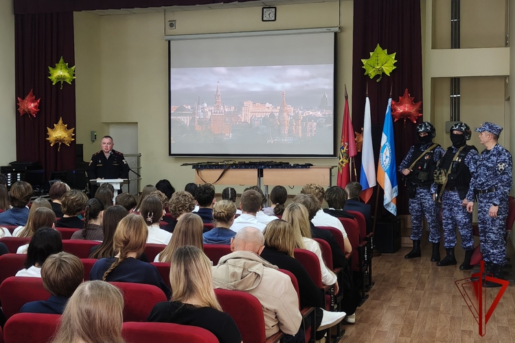 Сотрудники Росгвардии провели патриотическое мероприятие для школьников в Брянске