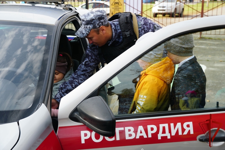Росгвардейцы провели для школьников урок по безопасности дорожного движения в Брянске